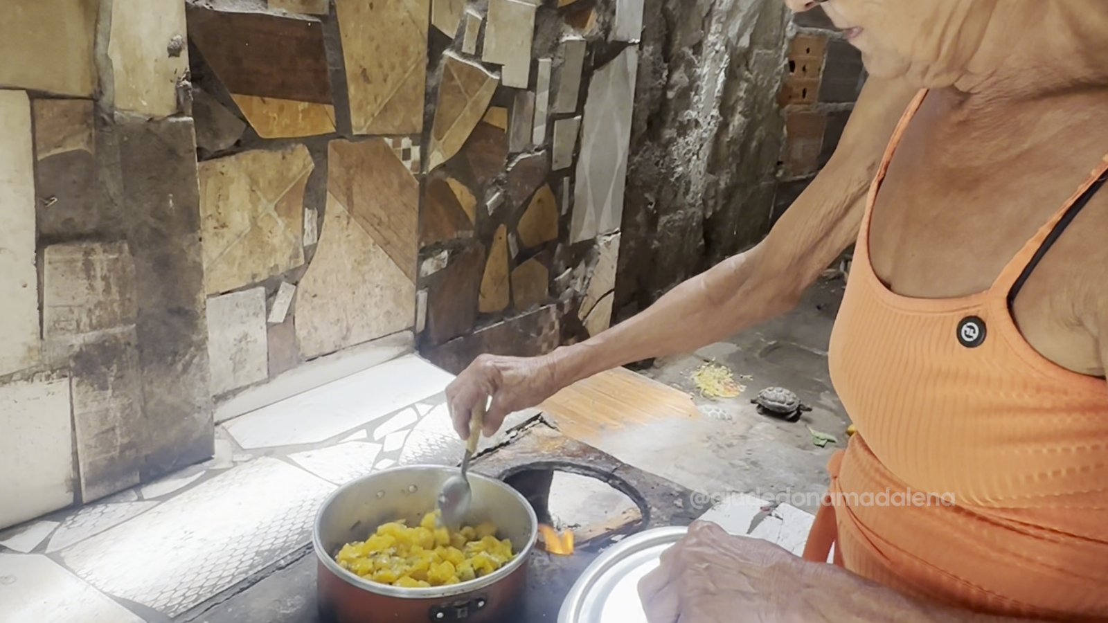 Dona Madalena cozinhando
