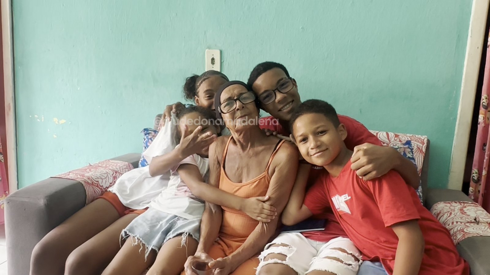 Dona Madalena com os netos